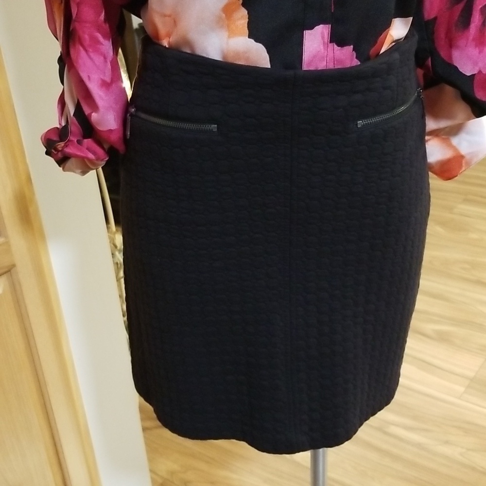 Laundry Shelli Segal Black Quilt Look Skirt Size 6 Womens. Silver Zipper Detail